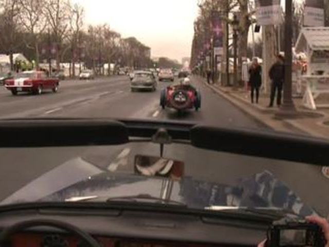 Les voitures anciennes défilent dans Paris (Dailymotion)