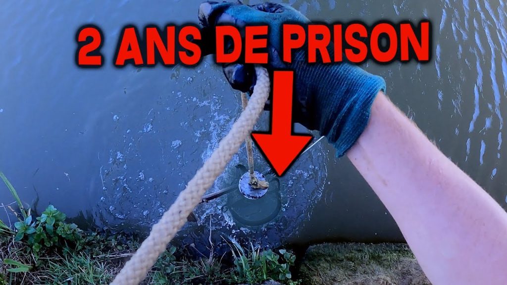 On trouve un objet totalement interdit en pêche à l’aimant ! (beau livre voitures anciennes)