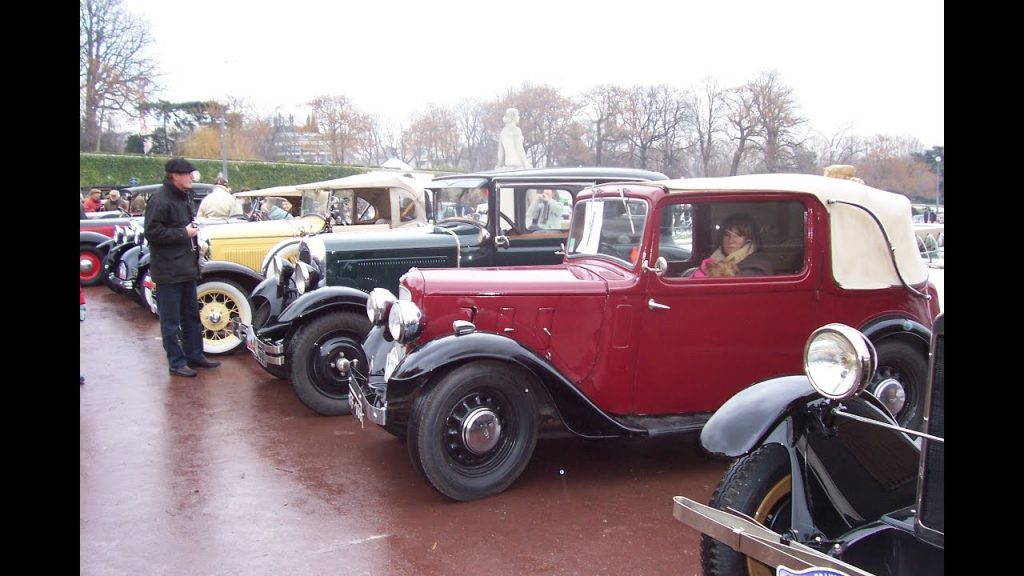 Traversée de Paris en voitures anciennes (Youtube)
