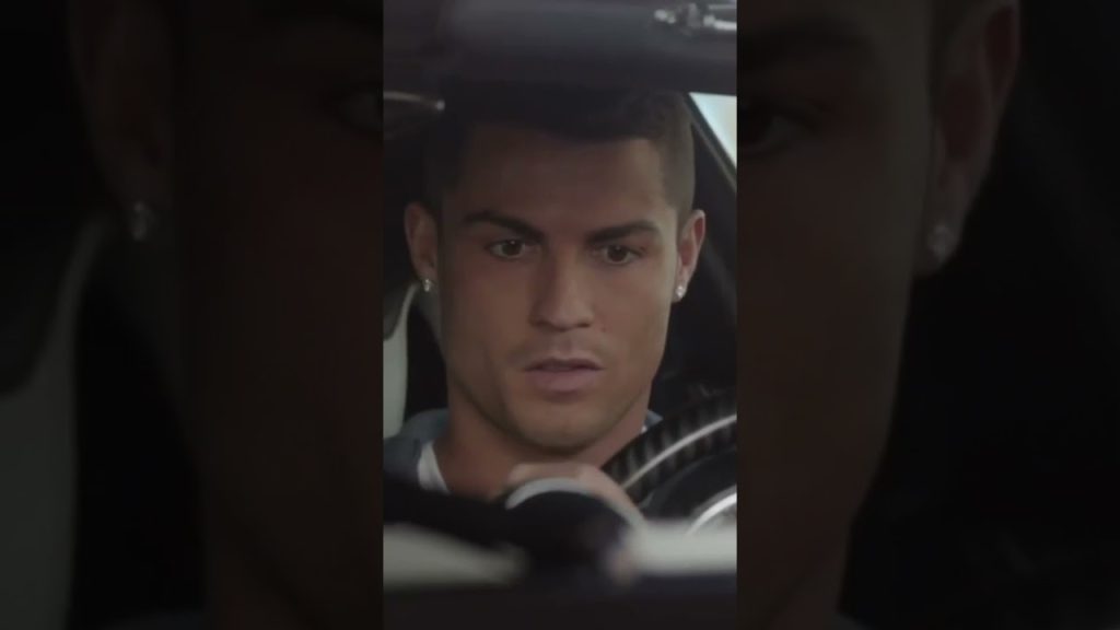 Youtube: Ronaldo jette son fils par dessus le toît(Beau livre Voitures anciennes)