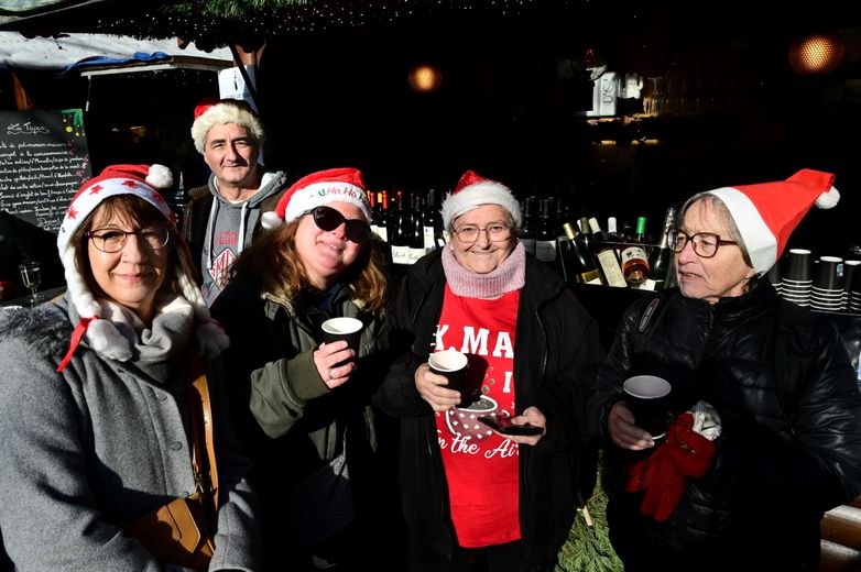 Les participants de cette ronde automobile ont profité de la magie de Noël sur la place Carnot.
