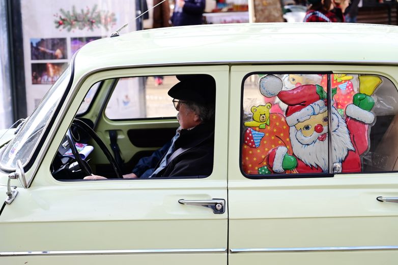 Les voitures de collection du siècle dernier étaient habillées aux couleurs de Noël.