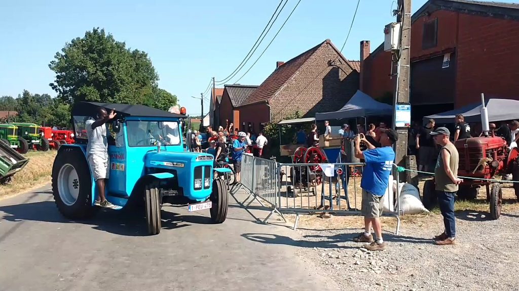 Sur Dailymotion: Démonstration d’anciens tracteurs et d’anciennes voitures à Ostiches(voitures anciennes seine et marne)