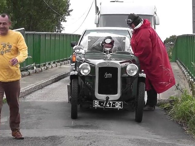 Dailymotion: tour de bretagne 2011 des voitures anciennes 06(beau livre voitures anciennes)