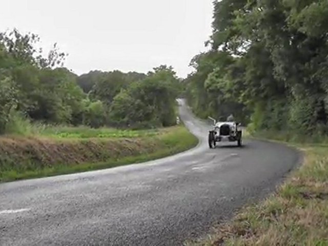 Sur Dailymotion: tour de bretagne 2011 des voitures anciennes 03(voitures anciennes versailles)