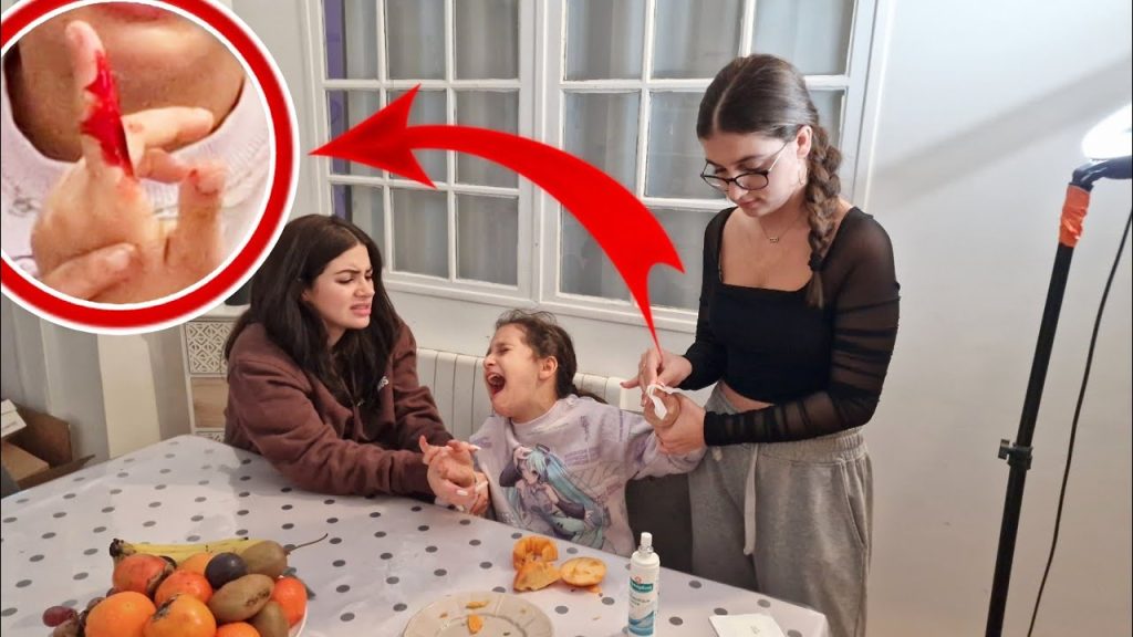 ELLE COUPE SON DOIGT EN VOULANT COUPER UN FRUIT #sistersalipour #challenge – Livre voitures Anciennes françaises, sur Youtube