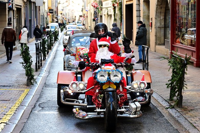 Le père Noël était également de la partie lors de cette ronde automobile.