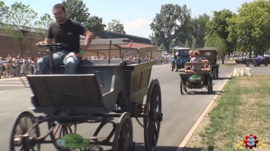 La Grande Parade Automobile de Mulhouse 2011 au Nouvel Autodrome – Livre voitures anciennes, sur Youtube