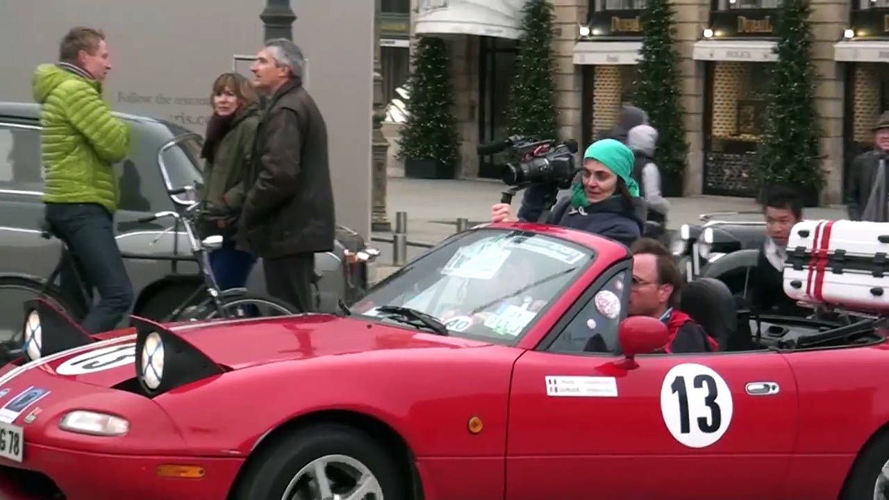 Vimeo La traversée de Paris 2015 de Vincennes en Anciennes c'est parti depuis le Château de Vincennes