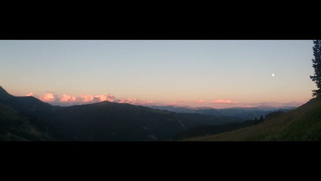 Le Mont Blanc vu des hauteurs du Col des Aravis instant de plénitude totale Juillet 2022. (Autodrome de linas-montlhéry calendrier)