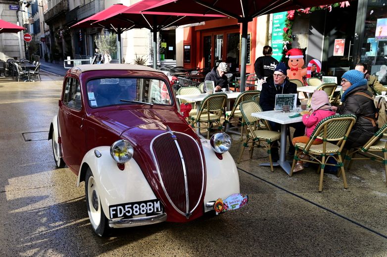 Le défilé des voitures de collection sur la place Carnot.