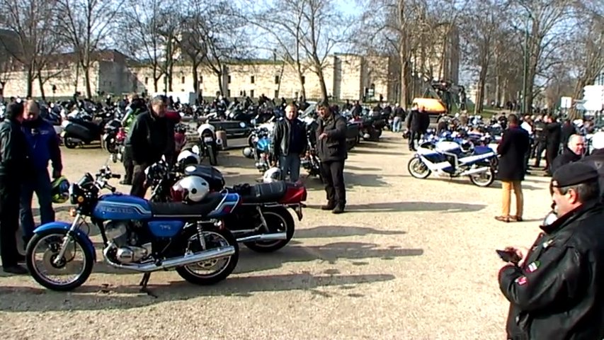 Sur Dailymotion: Réunion de motos anciennes à Vincennes Cours Marigny Esplanade du chateau(voitures anciennes vincennes)