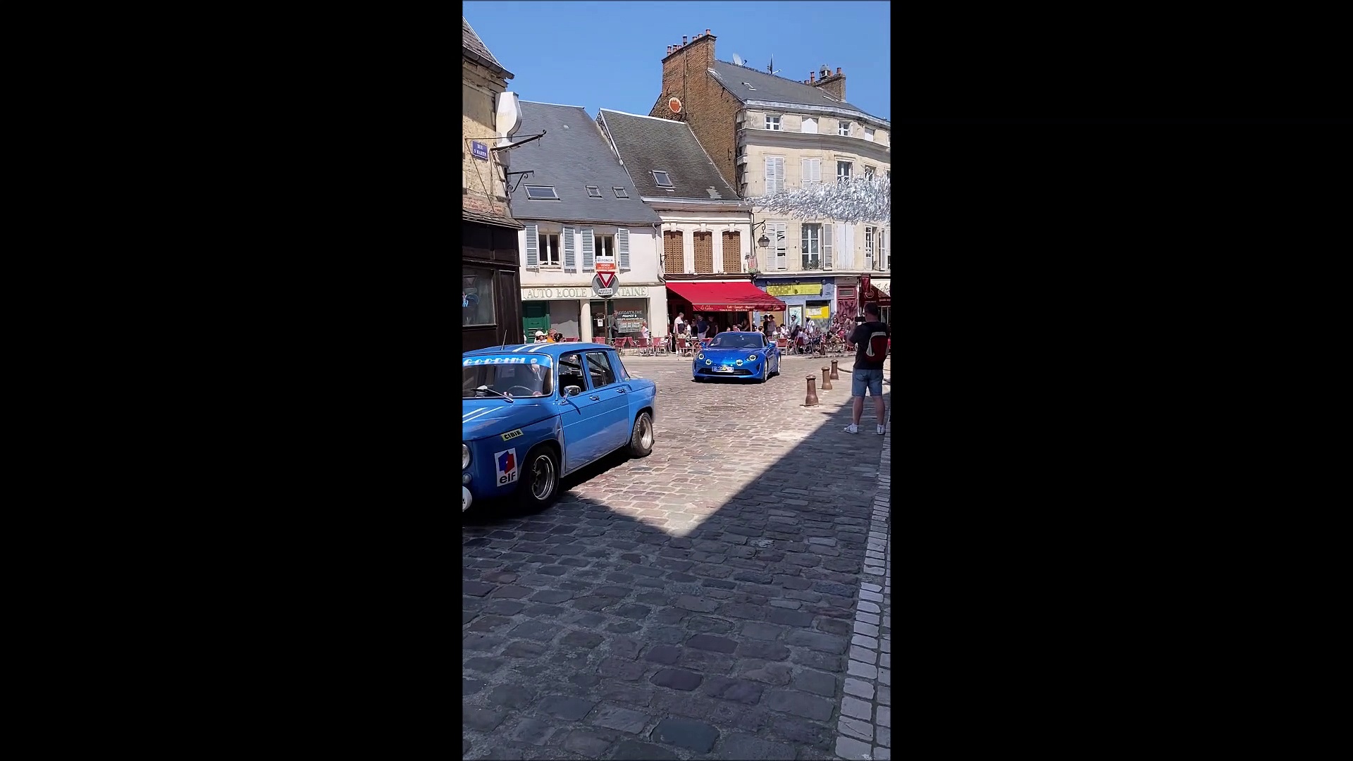 Vimeo Défilé de voitures anciennes Laon le 28 05 2023.