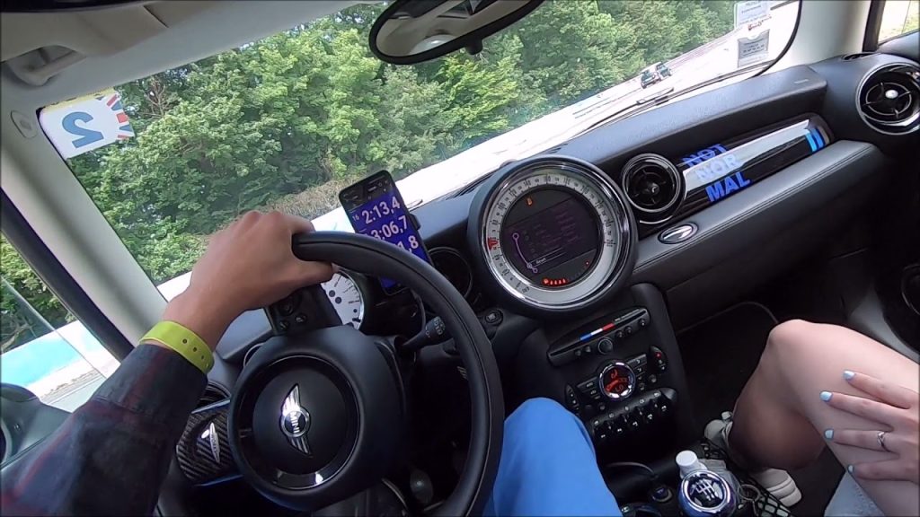 Sur Youtube: Circuit de Linas-Montlhéry – Mini R56 Cooper(circuit montlhery 100 ans)
