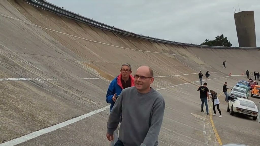 Sur Youtube: Tour de l’anneau de Montlhéry LPI octobre 2022.(Autodrome linas 100 ans)