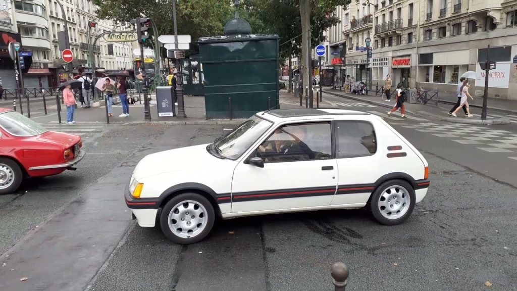 Traversée de Paris des voitures anciennes le dimanche 25 juillet 2021. (Voitures anciennes paris)