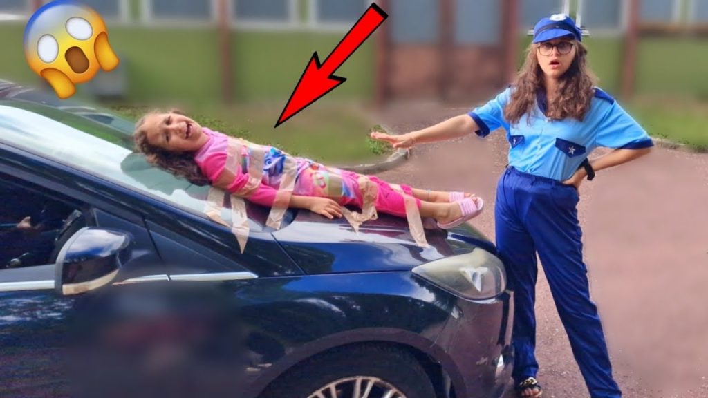 UNE MAMAN FOLLE ATACHE SA FILLE SUR LE CAPOT DE LA VOITURE #sistersalipour #vlog #challenge (Youtube)