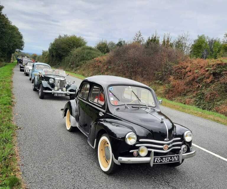 Seuls les v&eacute;hicules des ann&eacute;es 50 et 60 inscrits au pr&eacute;alable pouvaient participer &agrave; l'embouteillage de Lapalisse.