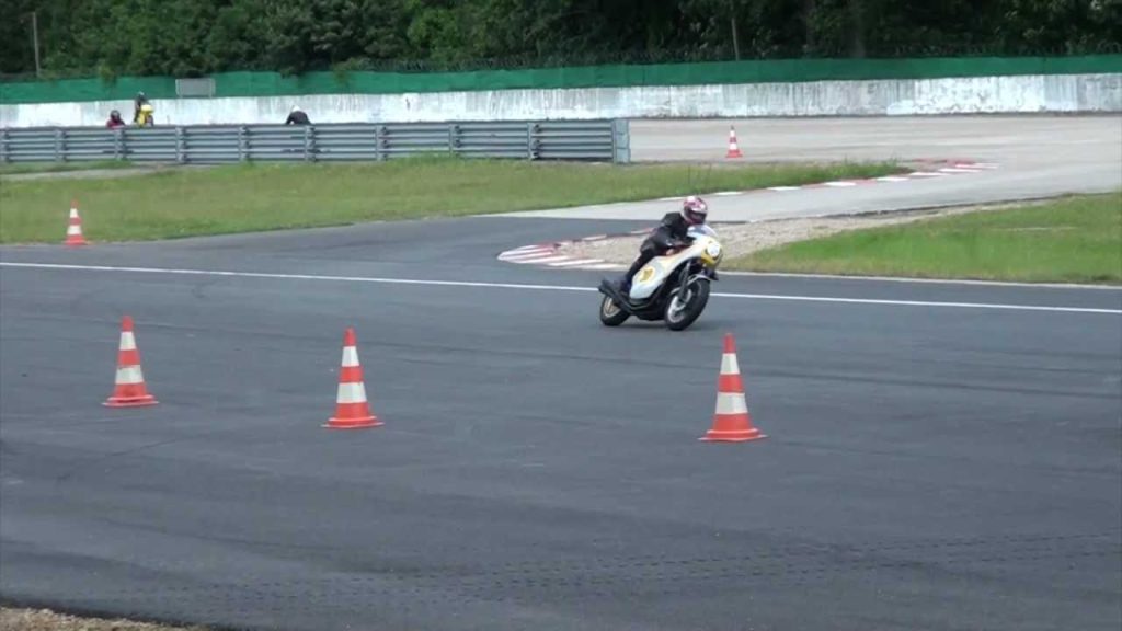 Youtube: Iron Bikers au Circuit de Monthléry.mp4(circuit montlhery moto)