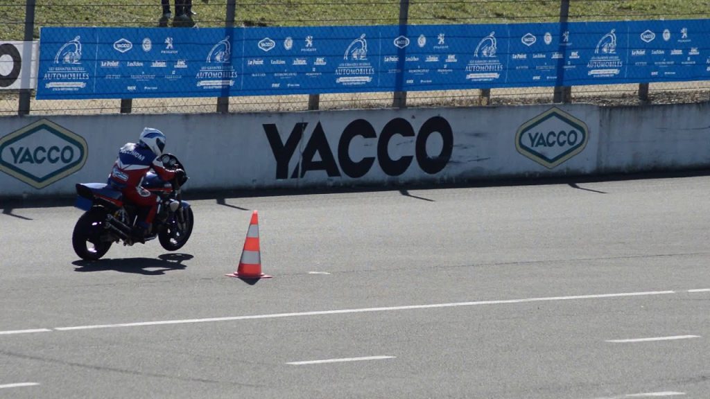 Youtube (circuit montlhery): Un petit wheeling au circuit Autodrome de Linas-Montlhéry