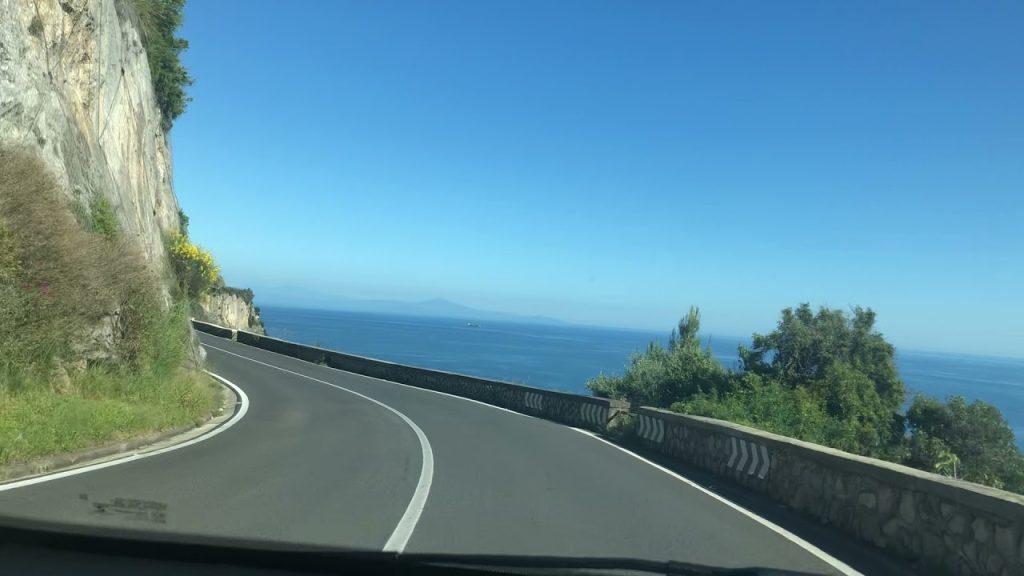 bed & historique motors video : Route de la côte Amalfitaine (Youtube)