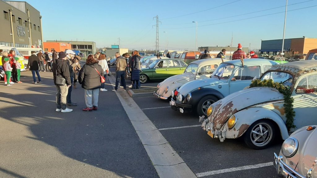 un marché et des voitures anciennes pour Noël