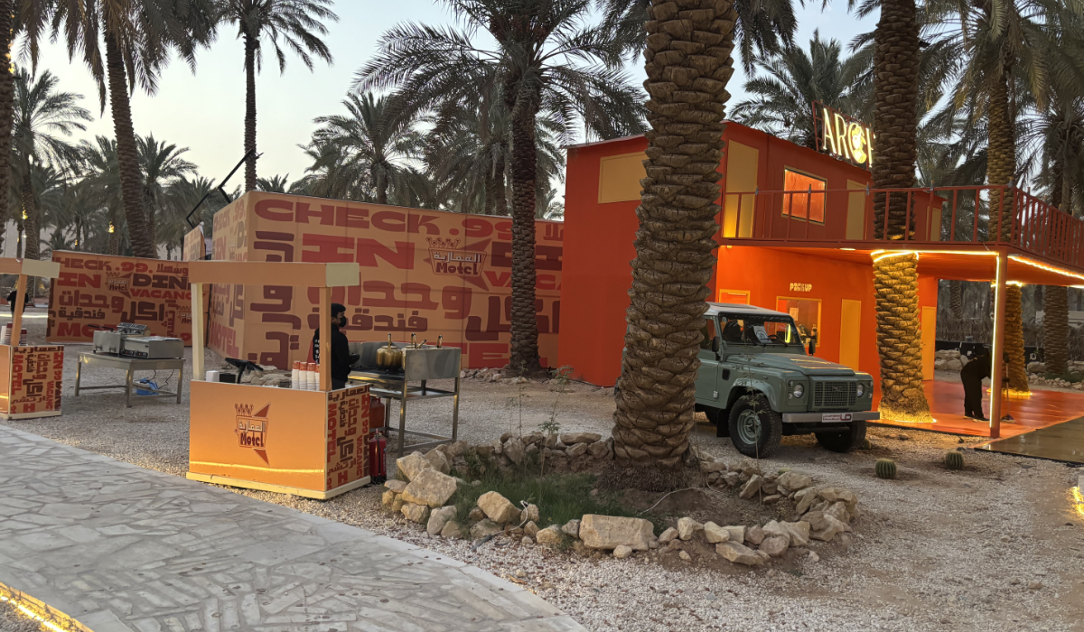 Le motel Ammariyah, de style r&eacute;tro, cr&eacute;e un charme nostalgique avec ses tons orange audacieux, invitant les visiteurs &agrave; s'immerger dans son ambiance unique. (Photo AN de Waad Hussain)
