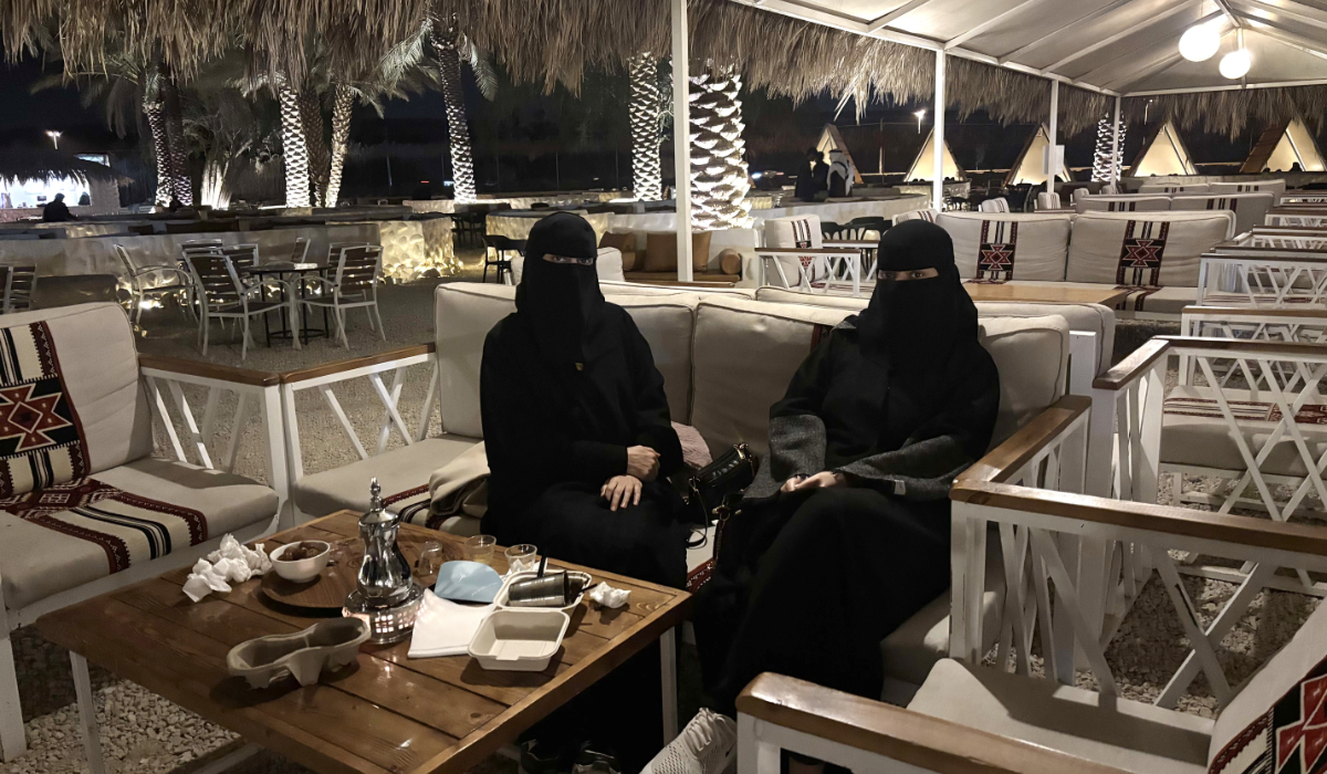 Sabah Al-Qahtani et sa fille profitent d'une soir&eacute;e agr&eacute;able &agrave; Dakkah Winter. (Photo AN de Waad Hussain)