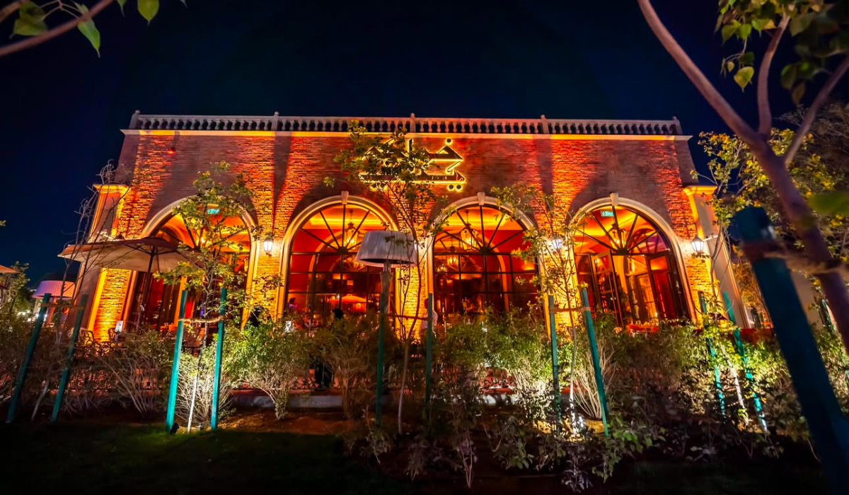 L'une des charmantes salles de The Groves, qui brille chaleureusement sous les lumi&egrave;res du soir, invite les visiteurs &agrave; vivre une exp&eacute;rience gastronomique et culturelle unique. (Photo Fournie)