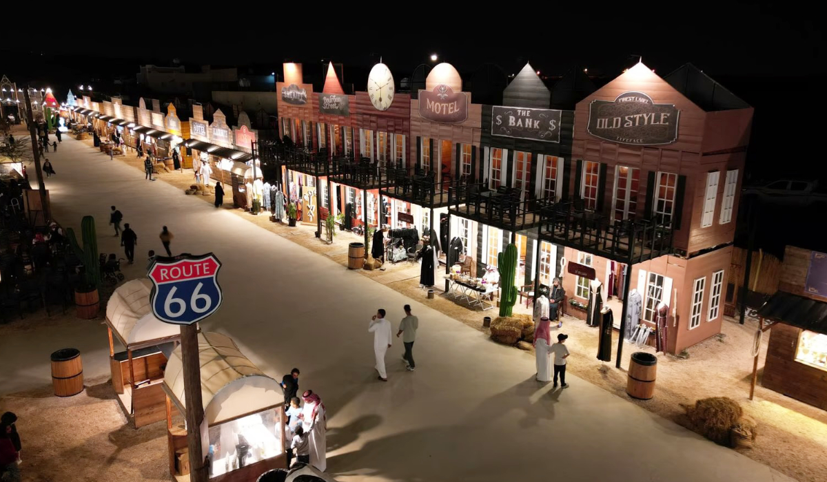 Vue illumin&eacute;e de la rue principale de Southwest Cowboy Town la nuit, mettant en valeur ses &eacute;tals et boutiques anim&eacute;s, o&ugrave; les visiteurs peuvent trouver des souvenirs uniques et se laisser tenter par de d&eacute;licieuses friandises sous un ciel &eacute;toil&eacute;. (Photo Fournie)