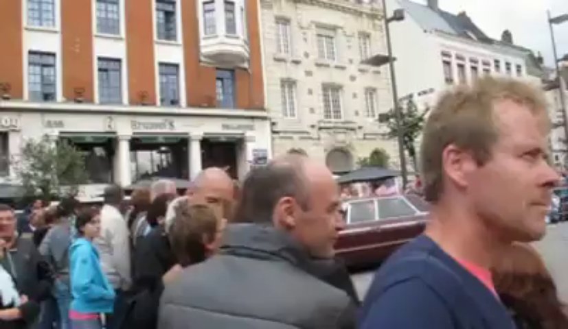 Béthune rétro : le cortège de voitures anciennes arrive au pied du beffroi (Dailymotion)