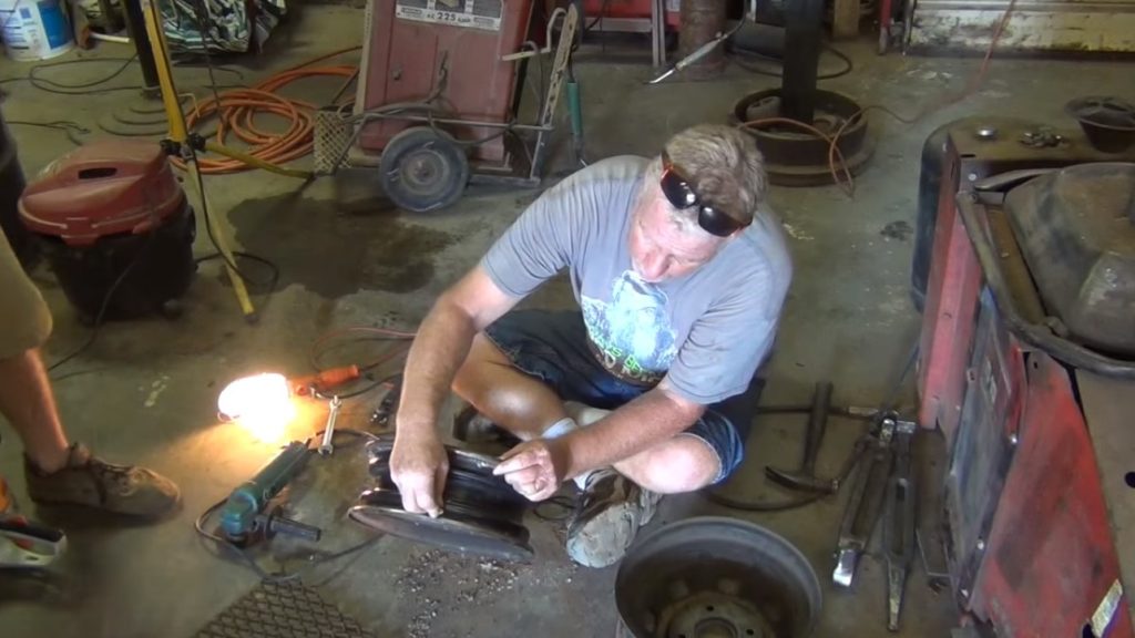 Sur Dailymotion: Il fabrique un barbecue avec deux anciennes roues de voiture(livre voiture ancienne cultura)