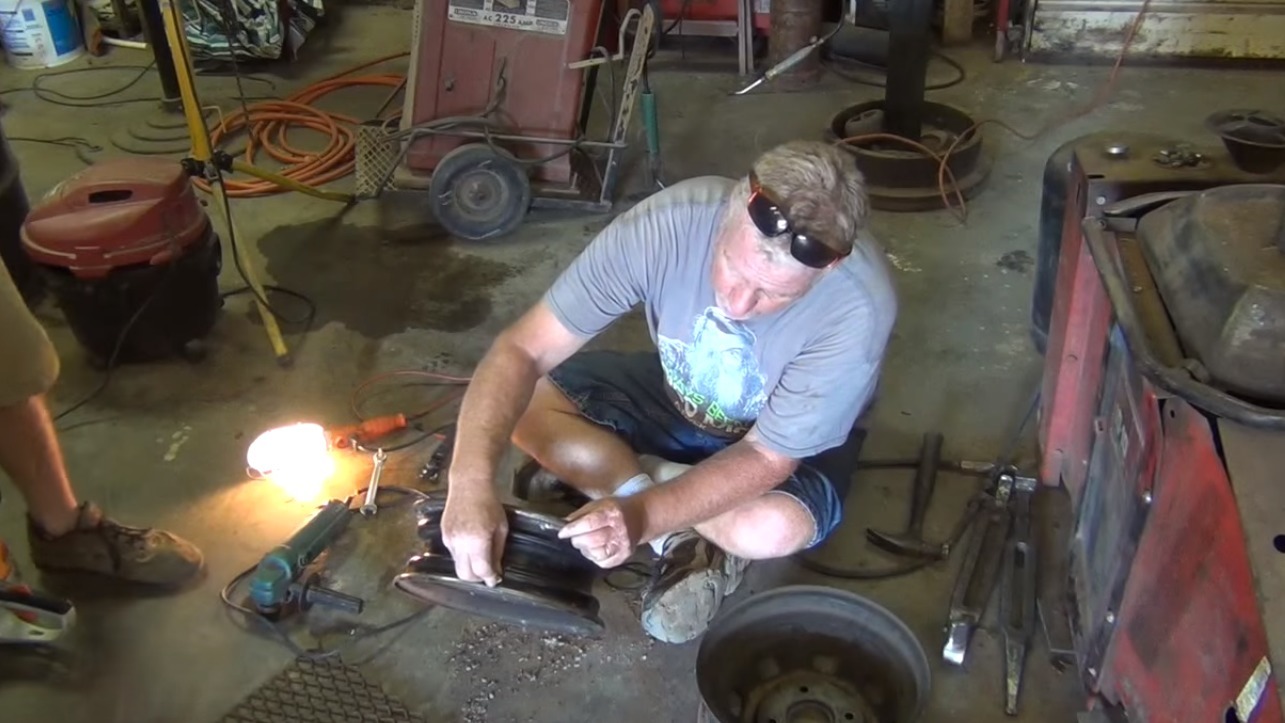 Vimeo Il fabrique un barbecue avec deux anciennes roues de voiture