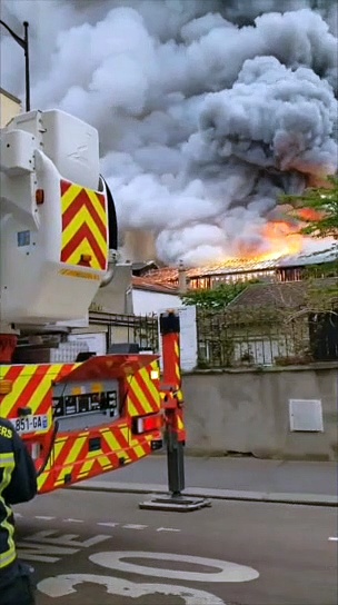 Dailymotion (voitures anciennes versailles): Yvelines: Un important incendie en cours à Versailles dans un entrepôt de voitures
