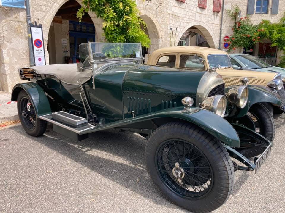 La voiture centenaire qui sera sur la place dimanche