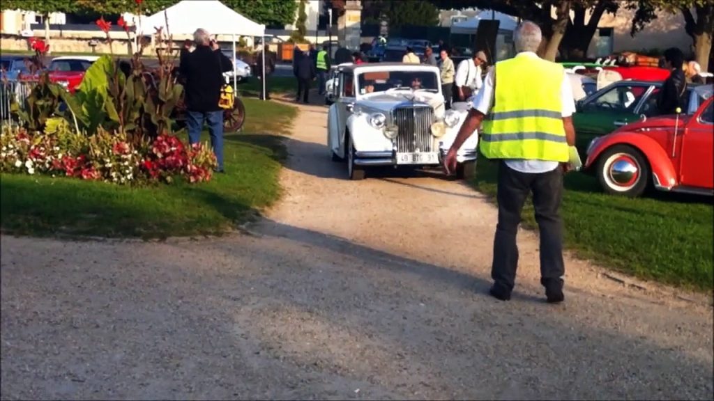 Dailymotion: Festival de voitures anciennes de Dourdan le 4 octobre 2015 épisode 2(voitures anciennes chantilly)