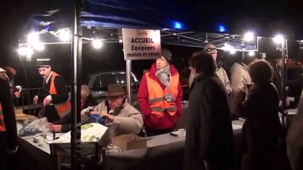 La traversée de Paris 2015 de Vincennes en Anciennes c’est parti depuis le Château de Vincennes (Livre voitures anciennes)