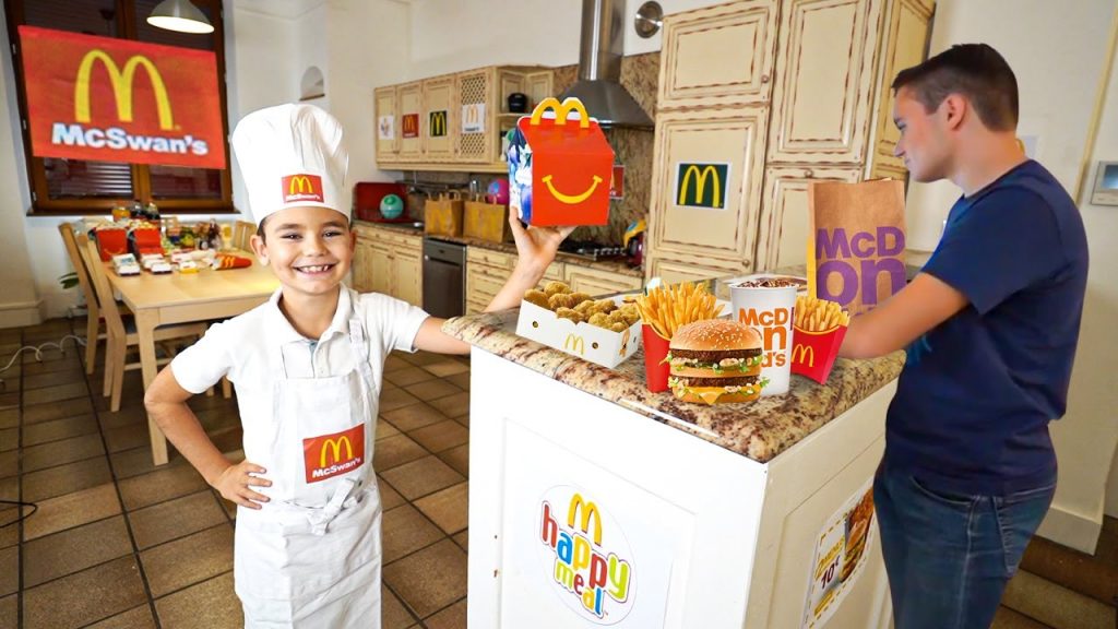 SWAN OUVRE SON PROPRE FAST FOOD À LA MAISON !!! (Youtube)