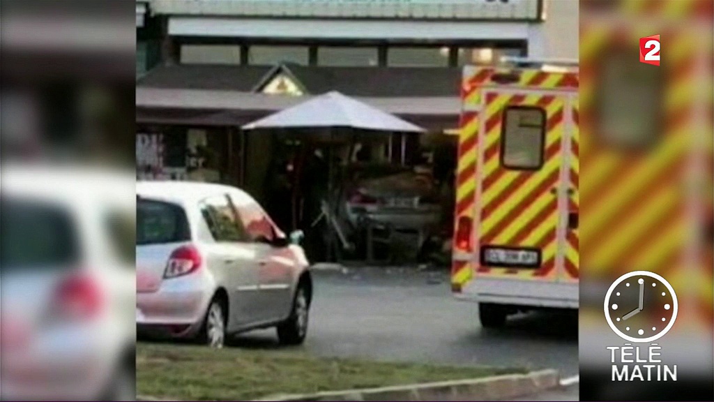 Sur Dailymotion: Seine-et-Marne : une voiture fonce sur une pizzeria, un mort et 13 blessés(voitures anciennes seine et marne)