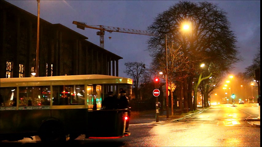 Traversée de Paris au lever du jour … (voitures anciennes vincennes)