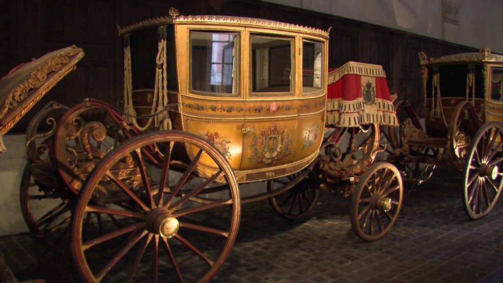 Sur Youtube: Château de Versailles : Réouverture de la galerie des Carrosses(Voitures anciennes versailles)