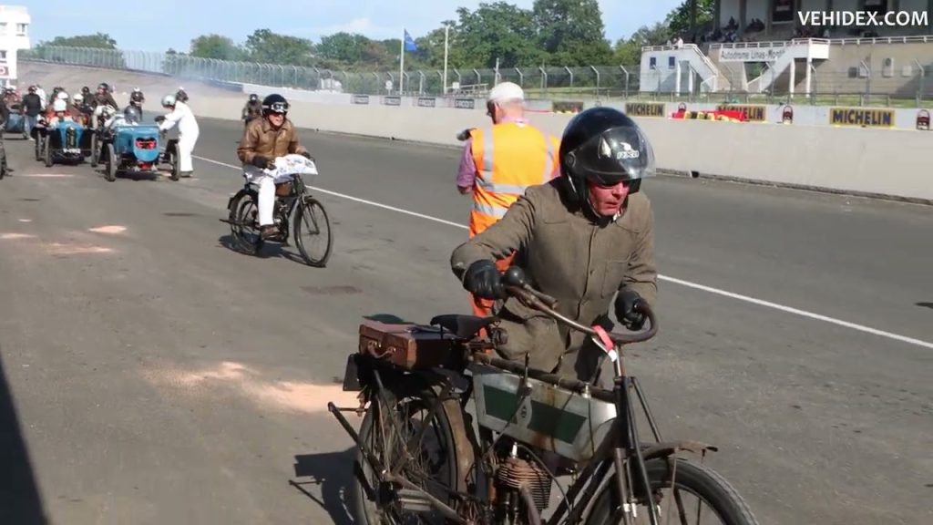 Sur Youtube: Les deux roues et trois roues sur l’anneau de Montlhéry au 6e Vintage Revival Montlhéry(circuit montlhery 100 ans)