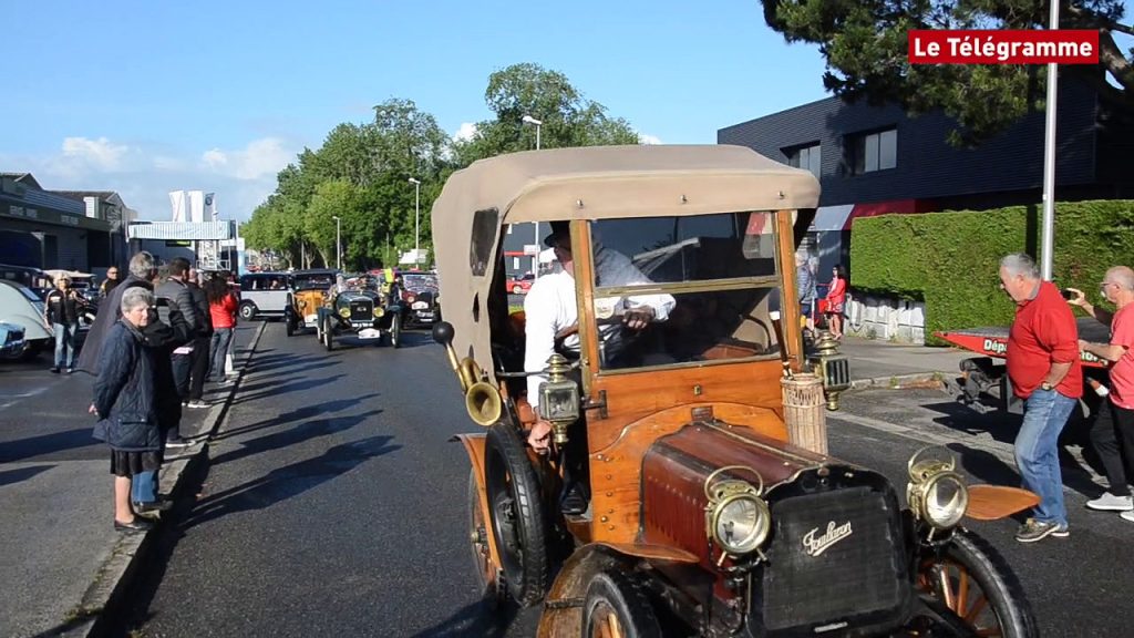 Dailymotion: Vannes. Rallye Saint-Germain : un défilé de 180 voitures et motos anciennes.(beau livre voitures anciennes)