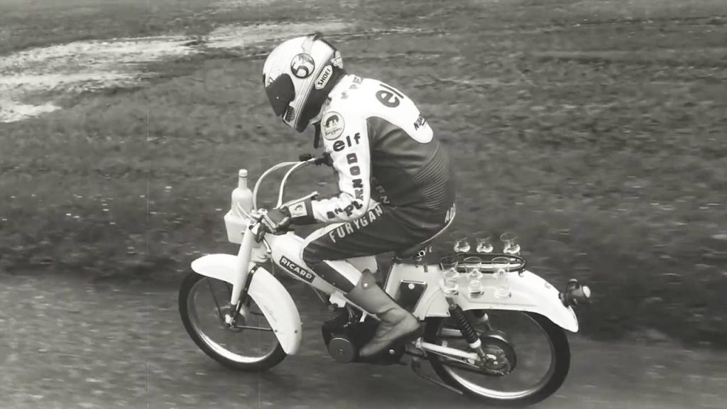Youtube: 45 ans Moto Journal – Records sur Peugeot 104 (Philippe Monneret) & Speedfight 4 (Alexis Masbou)(circuit montlhery moto)