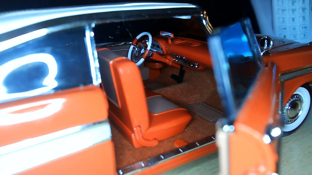 Youtube: Christine (1983) – Plymouth Fury 1958 – ERTL JOYRIDE 1:18(Beau livre Voitures anciennes)