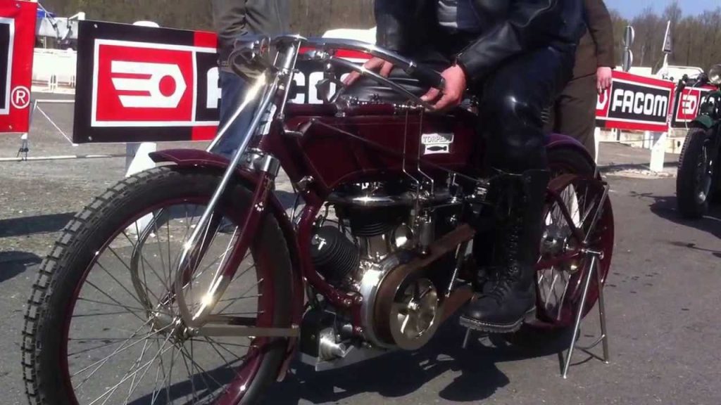 Youtube: Moto Torpédo V4, au Vintage Revival, Autodrome de Linas Monthléry, 21 avril 2013(Autodrome de linas)