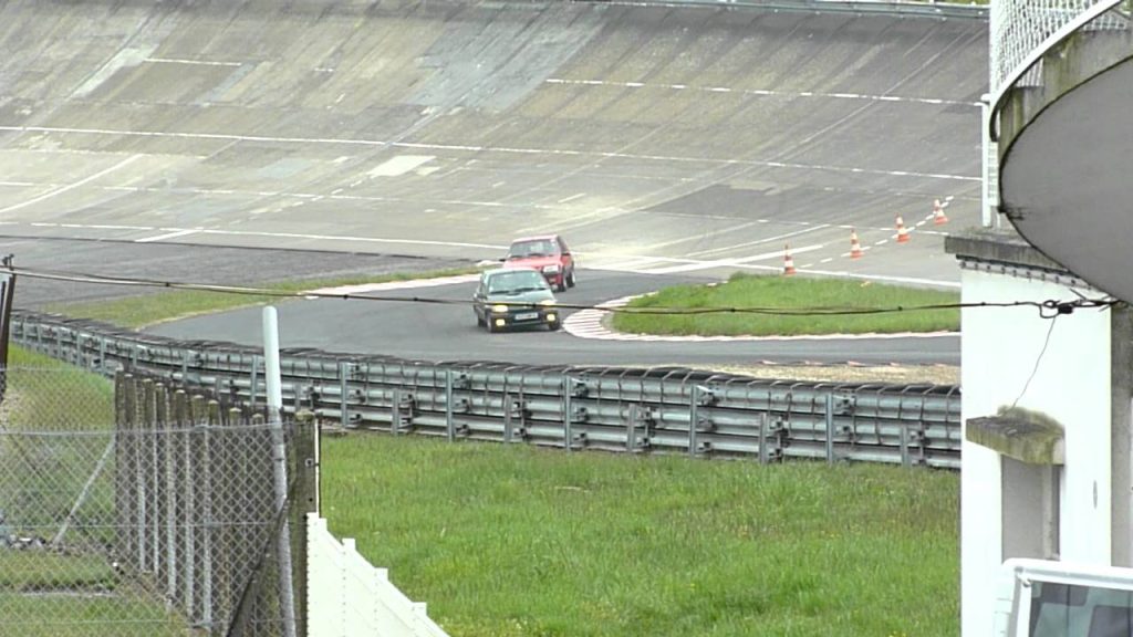 Youtube (circuit montlhery 100 ans): La 205 sur le circuit de Monthléry – 28 avril 2012