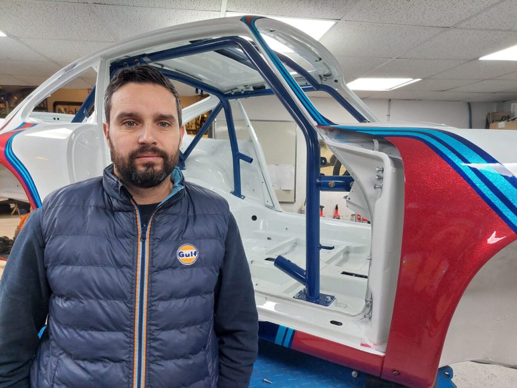 il restaure les voitures anciennes et devient co-pilote au Dakar Classic