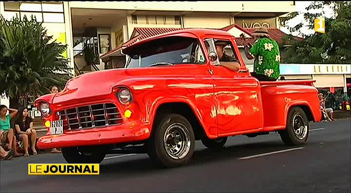 un défilé de voitures anciennes pour clore le festival Tahiti autrefois (Dailymotion)