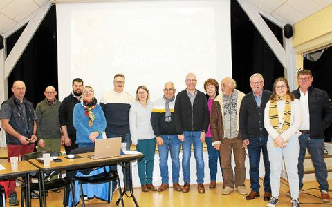 Les membres du bureau de l’association Vintage Auto 56 et quelques adhérents entourés de Gwenaël Perio, le président